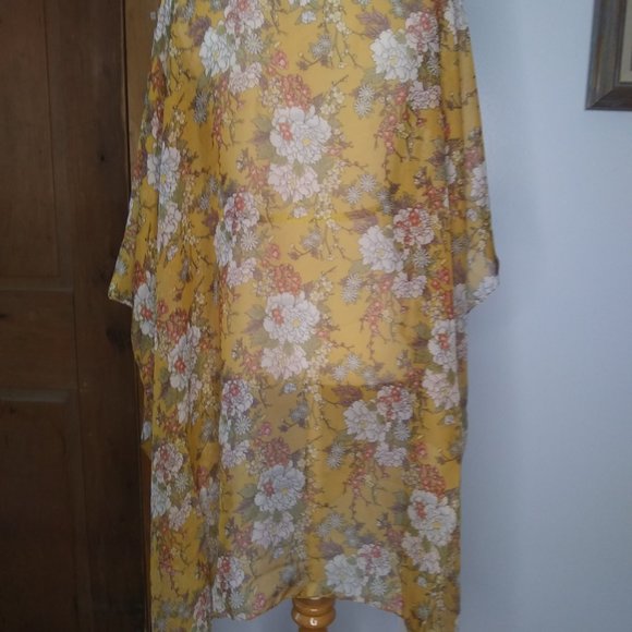 NWOT beautiful floral sheer cover up by Mudd - Picture 8 of 11